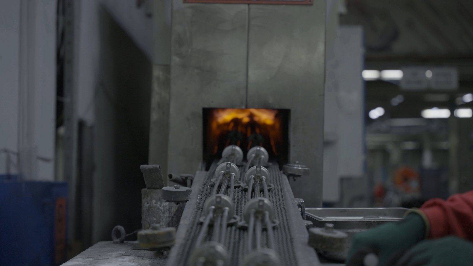 Parts entering the glowing continuous furnace in the BALÇIK TORMEC plant