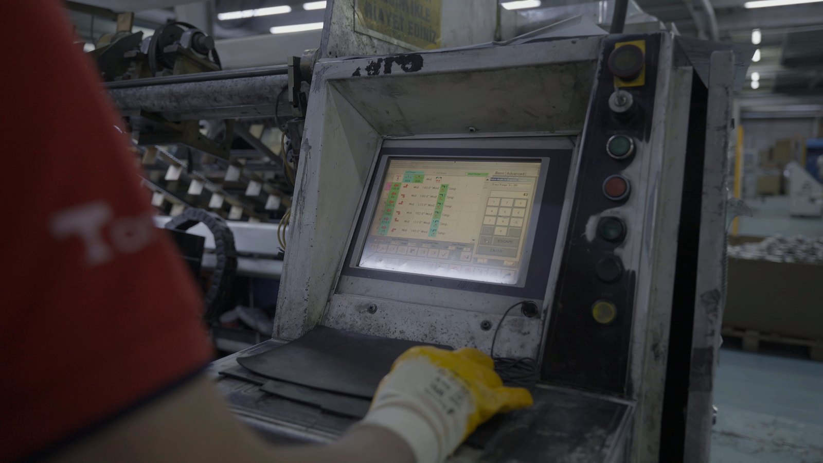 CNC bending machine with operator in the BALÇIK TORMEC forming area