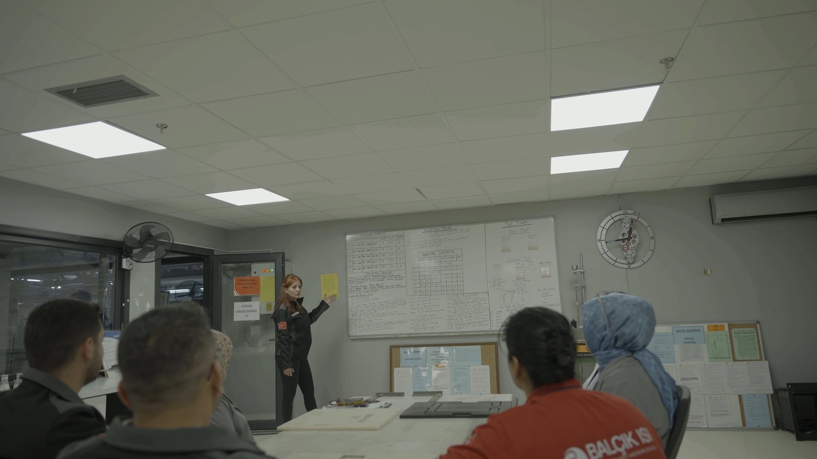 Engineers in a technical training session at the whiteboard in the Balçık plant