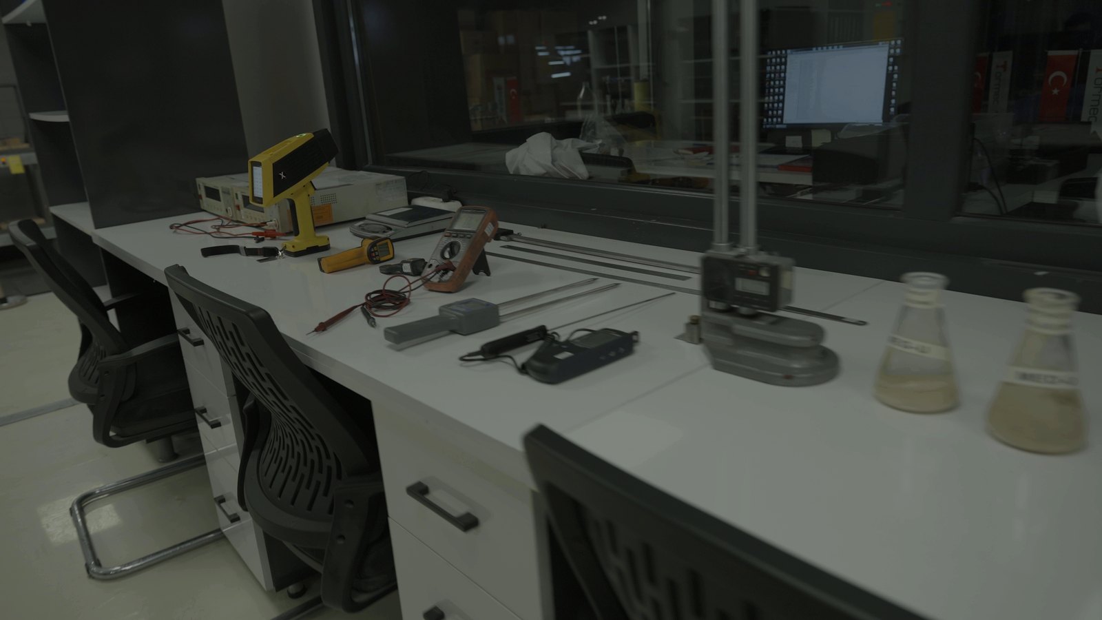 Laboratory bench with heating element samples
