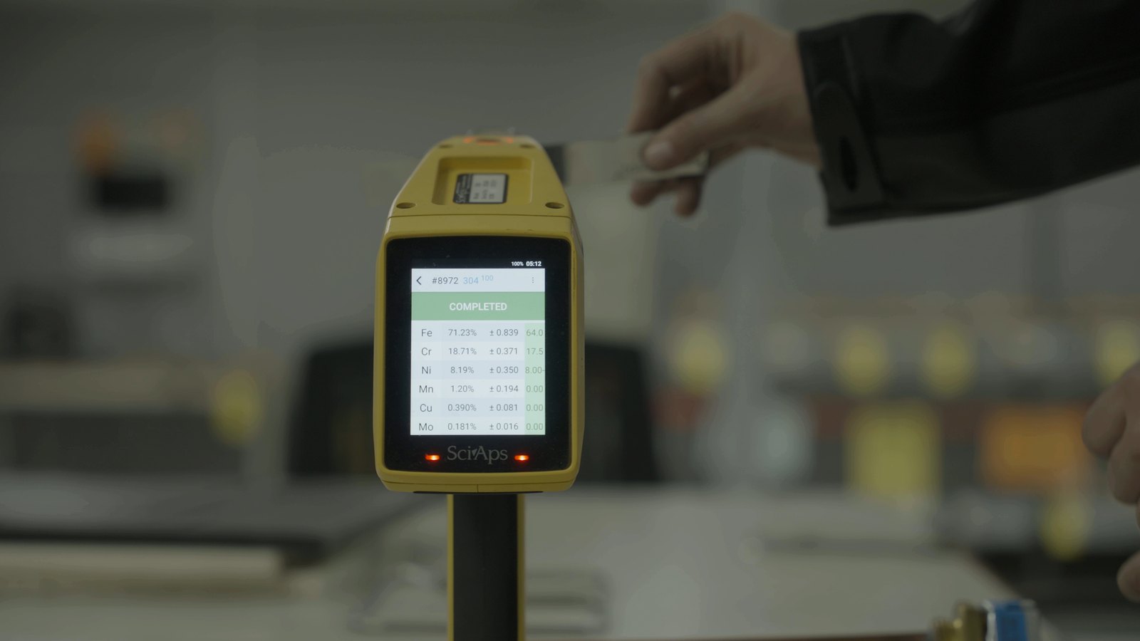 XRF analyser with the result screen of an alloy analysis