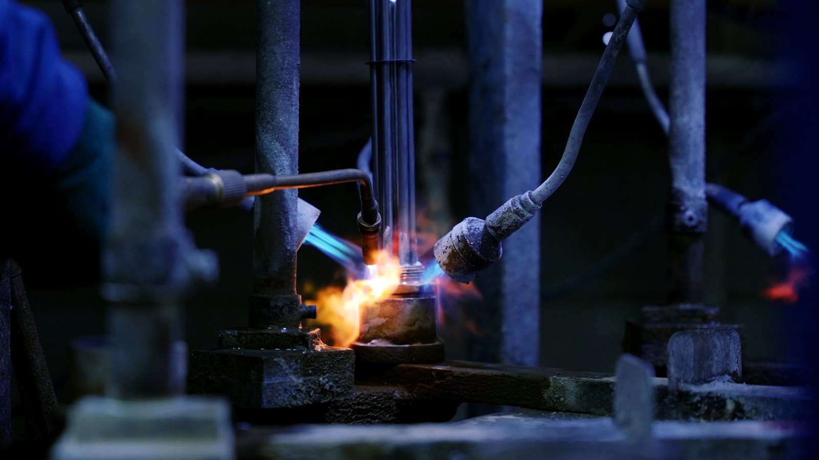 Flame brazing of a fitting on a heating element