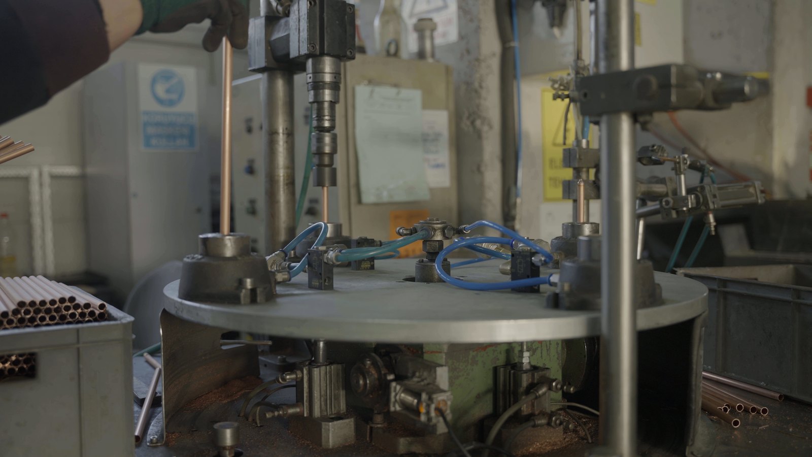 Rotary assembly machine for stem thermostats